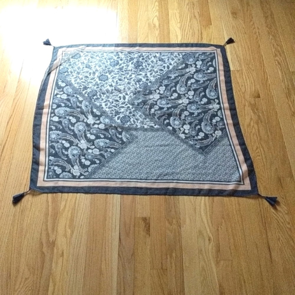 Women's scarf. - Picture 2 of 5